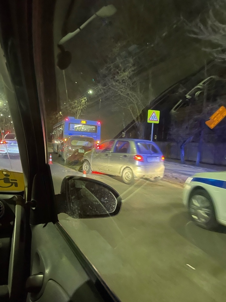 В Твери произошло тройное ДТП с автобусом