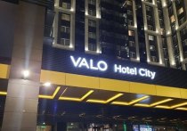 Очевидцы снова сообщили, что здание апарт-отеля Valo на улице Салова эвакуируют. По данным Telegram-канала Mash на Мойке, администрации третий день подряд поступают сообщения о минировании корпусов.