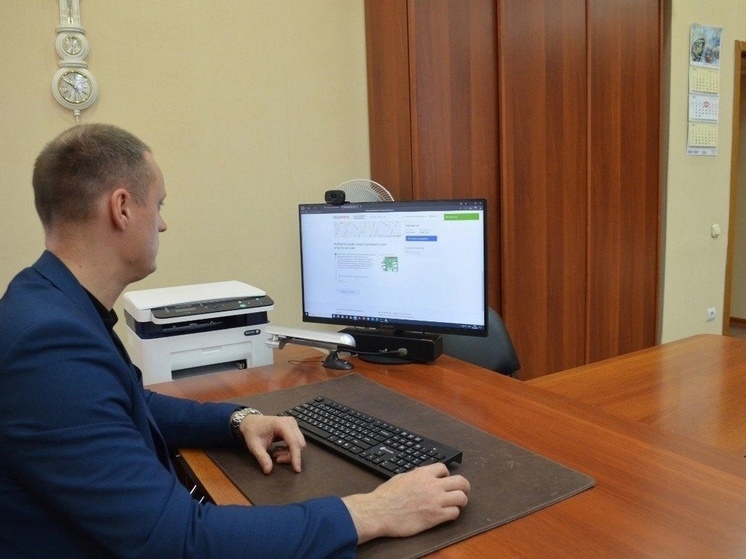 Глава Ярцевского района Роман Захаров принял участие в голосовании по выбору общественной территории для благоустройства в 2025 году