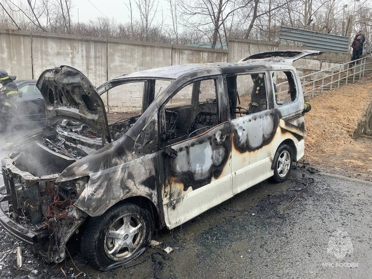 Машина полностью сгорела на Полярной во Владивостоке