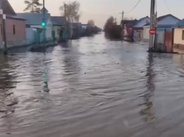 В Орске Старый город продолжает заливать из-за размытой паводком дамбы