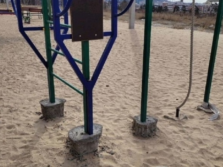 В Улан-Удэ присыпали песком опасную детскую площадку