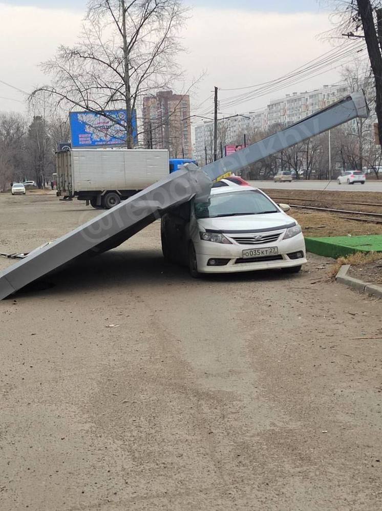 В Хабаровске рекламная конструкция упала на автомобиль