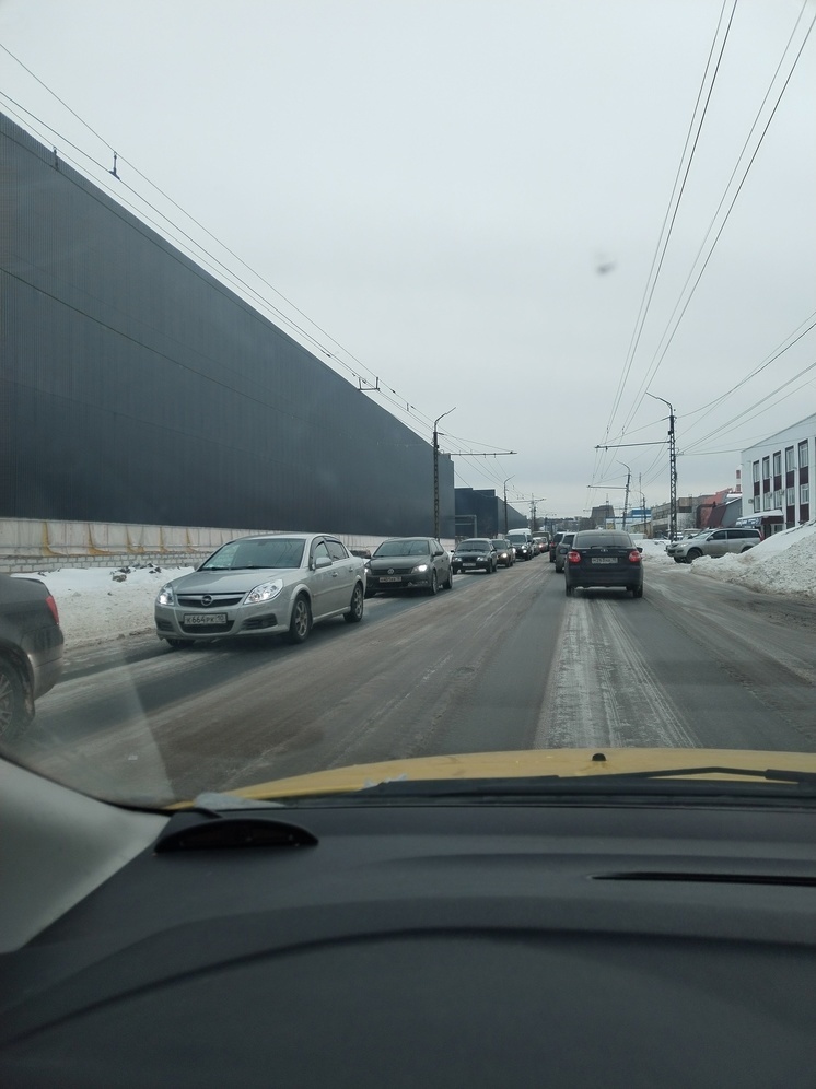 Соломенское шоссе в Петрозаводске трясется в пробках из-за льда на дороге