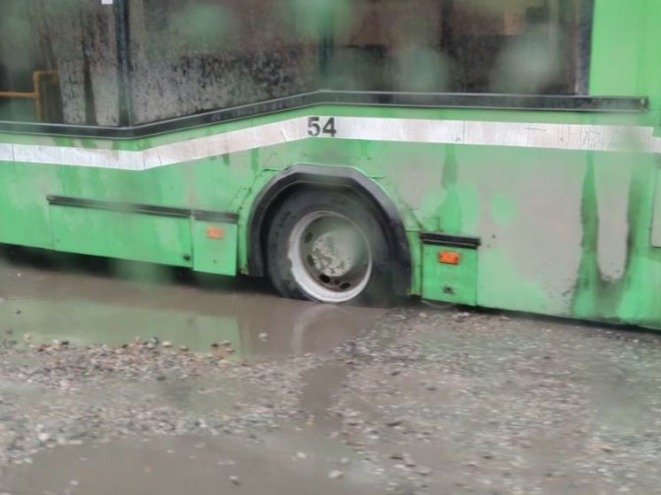  Автобус № 8 застрял в яме на улице Чкалова в Иркутске
