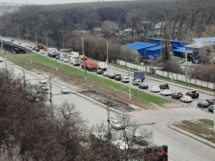 В Курске из-за ремонта асфальта на Ламоновском мосту образовалась пробка