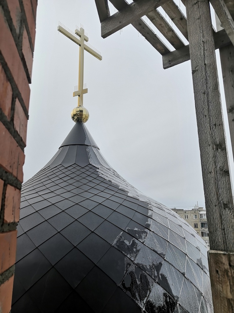Погода покрыла хрусталем купола храма в одном из районов Петрозаводска