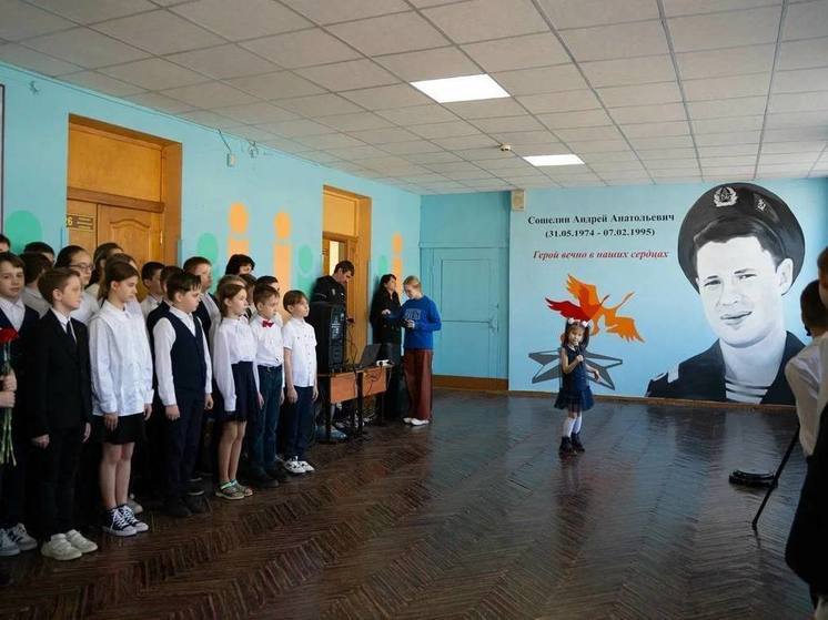 В нижегородской школе установили арт-объект в честь радиста Андрея Сошелина