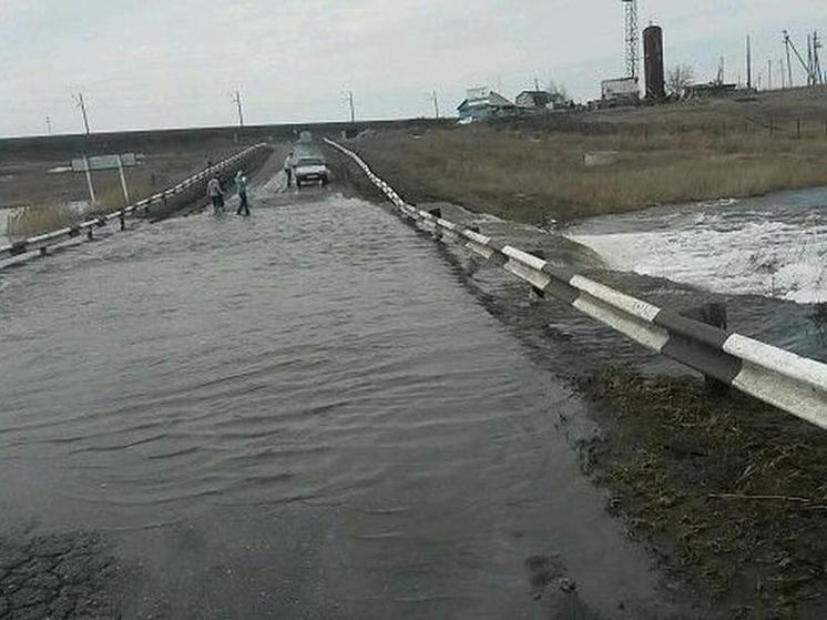 Мост под Омском может размыть водой