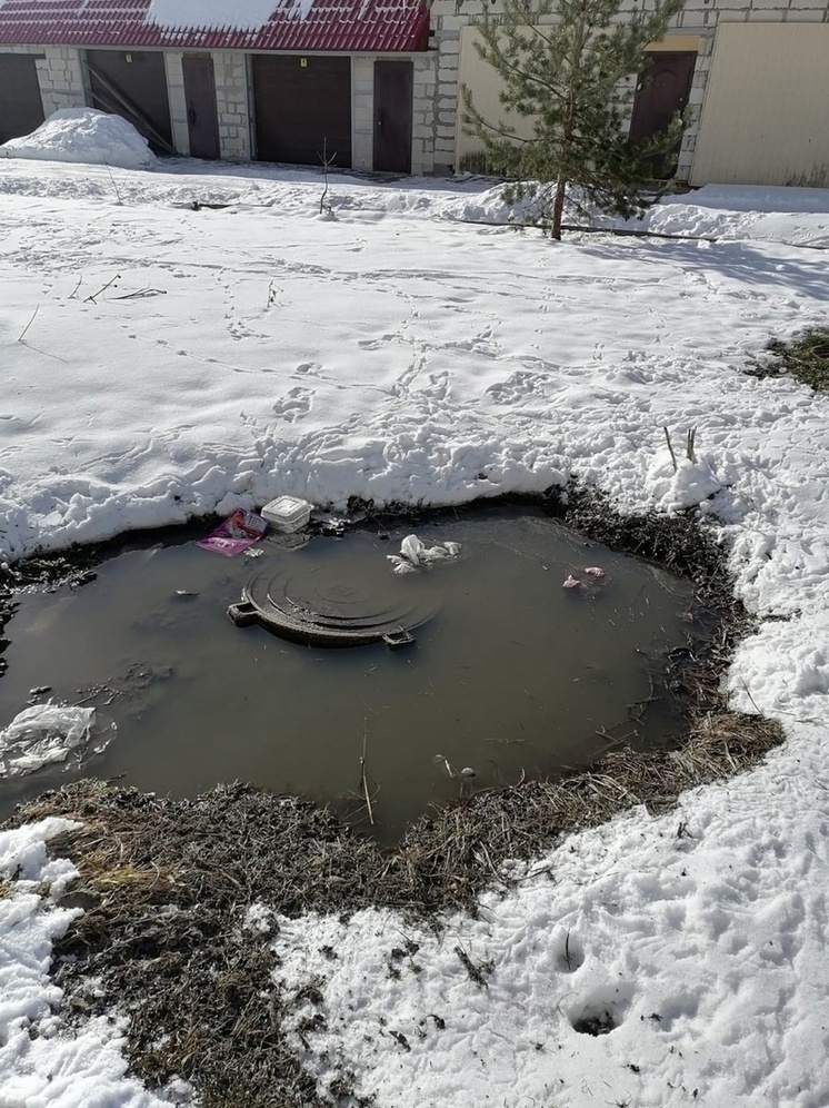 Соцсети: жители Лахденпохья устали от зловония «вставшей» канализации