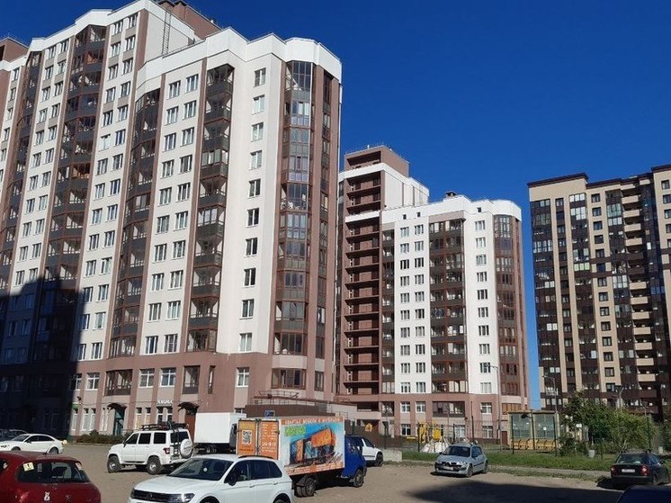 Подросток выпал с 13-го этажа на припаркованную иномарку в Кудрово