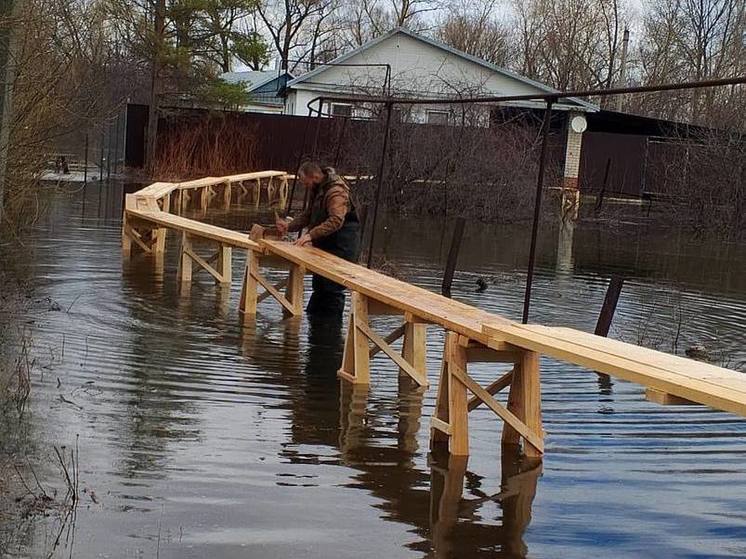 В подтопленном посёлке Борки в Рязани установили пешеходные мостки