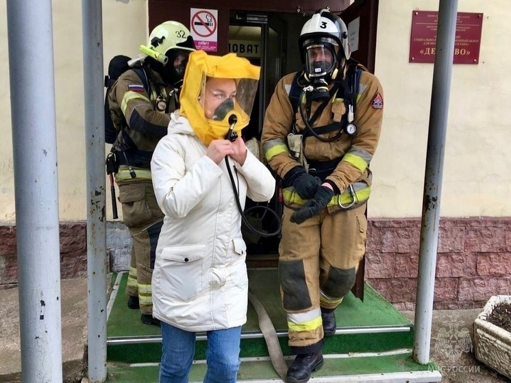 На условном пожаре в новгородском центре «Детство» спасли трех человек