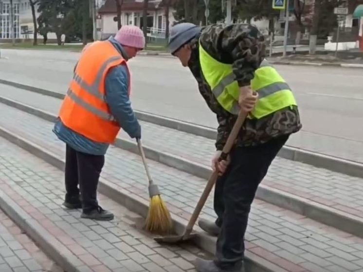 В Орле улицы приводят в порядок 50 уборщиков и 32 спецмашины