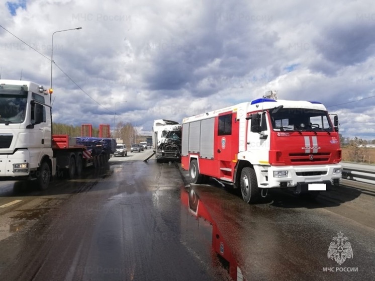Седельный тягач столкнулся с легковушкой на ЖБИ в Екатеринбурге