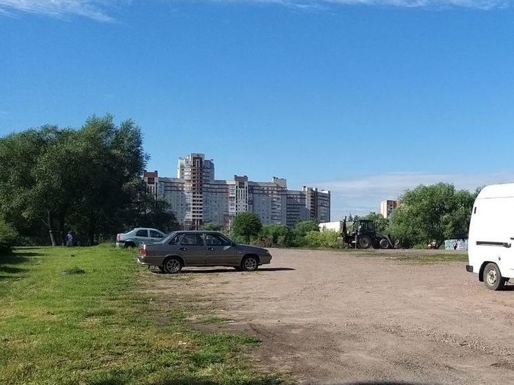 ГАТИ оштрафовало предпринимателя на 150 тысяч рублей за машину на газоне