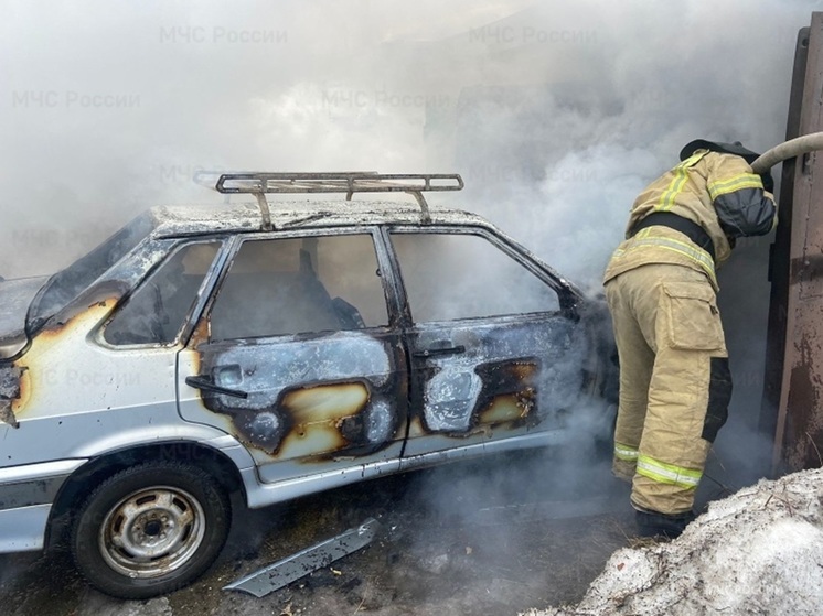 ВАЗ-2108 сгорел на Широкой Речке в Екатеринбурге