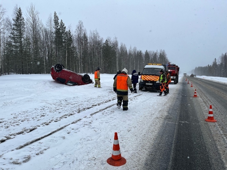 Авто оказалось в кювете на Коле в Карелии после ДТП