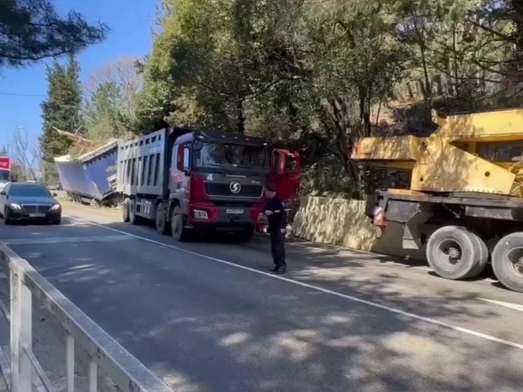 На трассе в Сочи произошло ДТП с участием грузовика