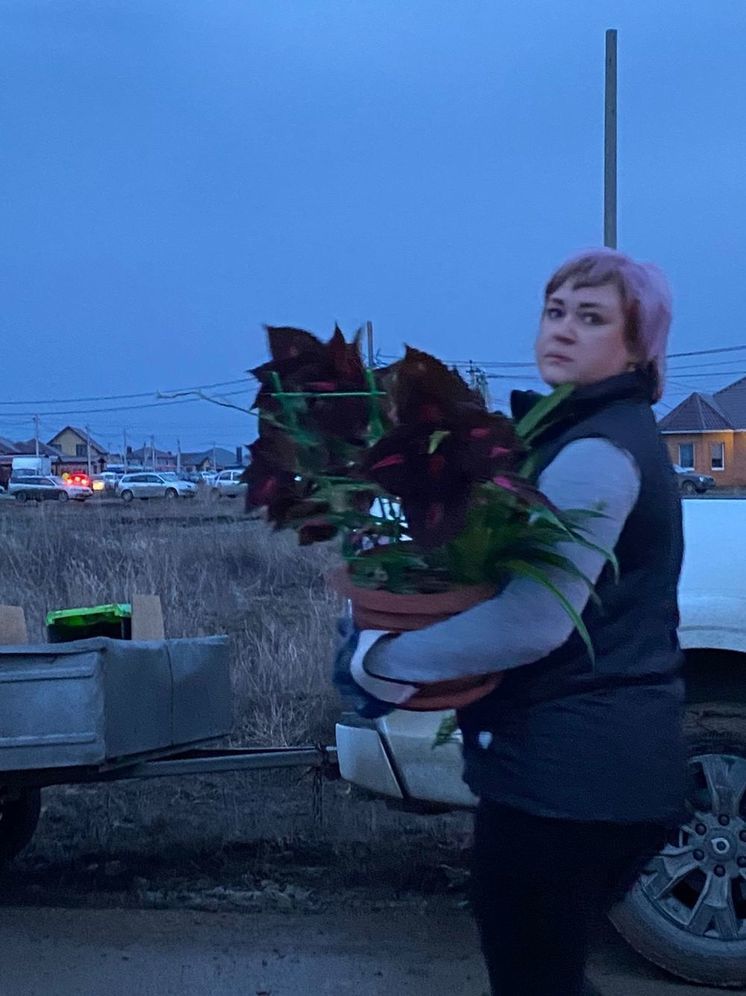 Жители Приуралья под Оренбургом спасают от паводка имущество, вплоть до цветов