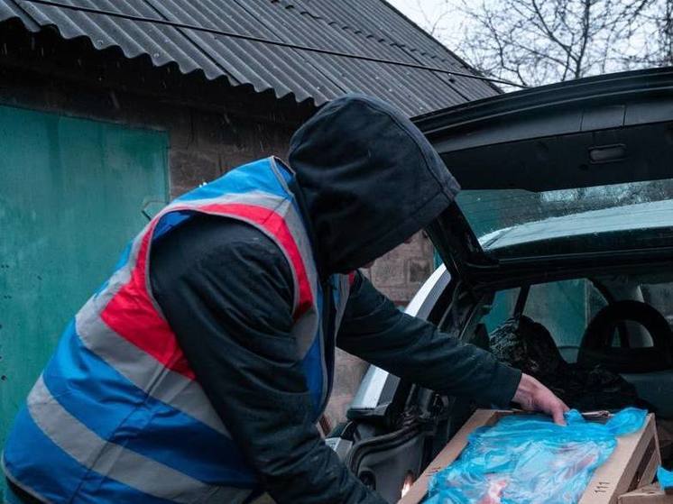 Дружинники ДНР привезли гумпомощь в поселок Гольмовский на севере Горловки