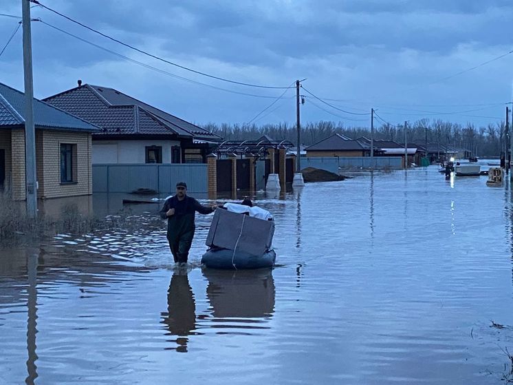 Жители Приуралья под Оренбургом вывозят вещи из домов с затопленных улиц