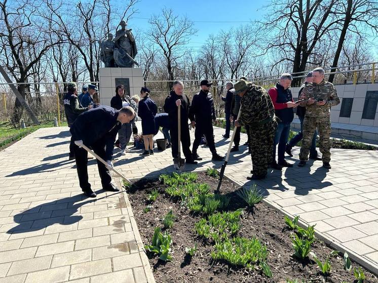 Башкиры высадили цветы у братской могилы советских воинов в ЛНР
