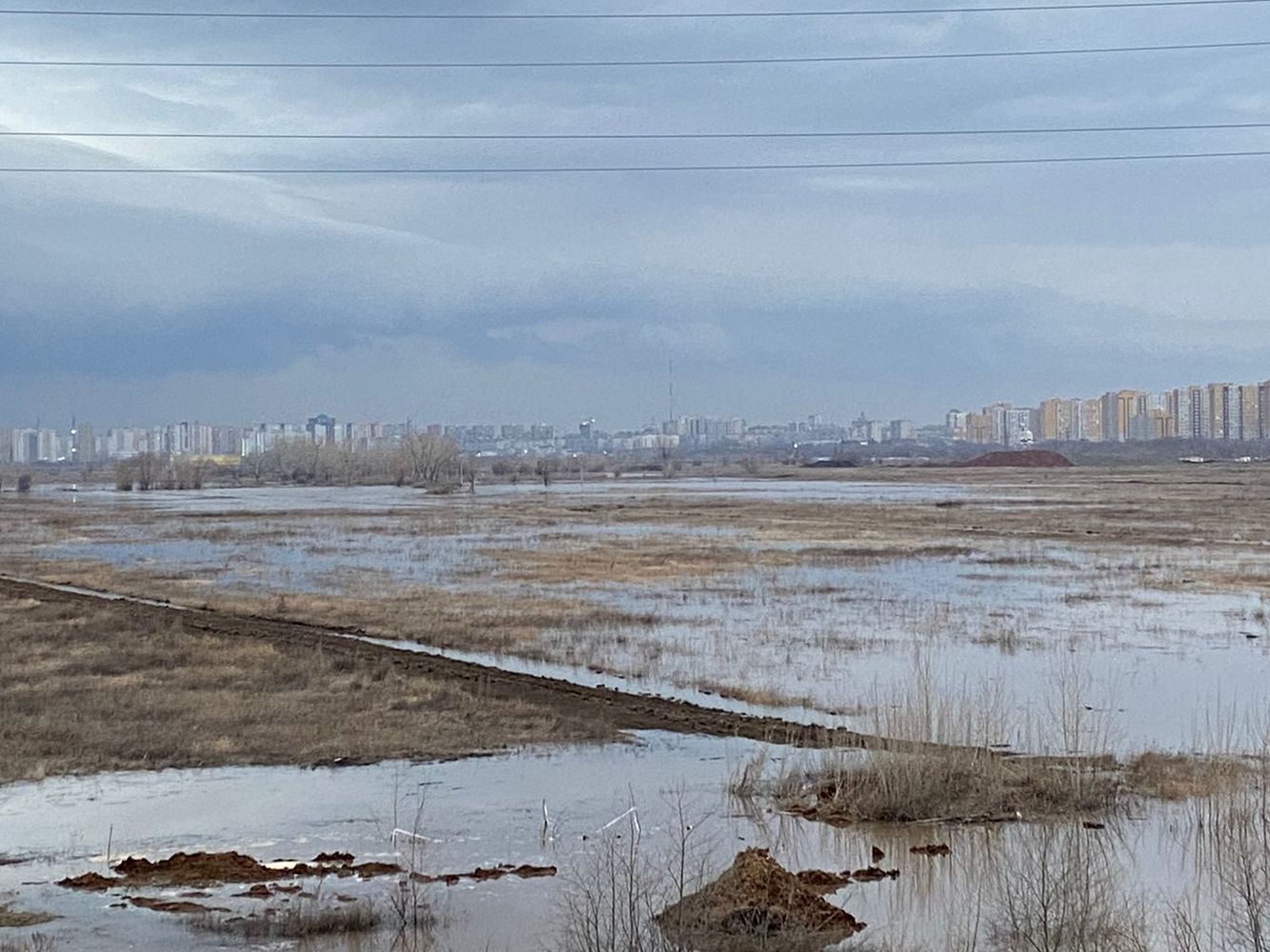 В Оренбурге большая вода топит поселки, расположенные недалеко от Урала