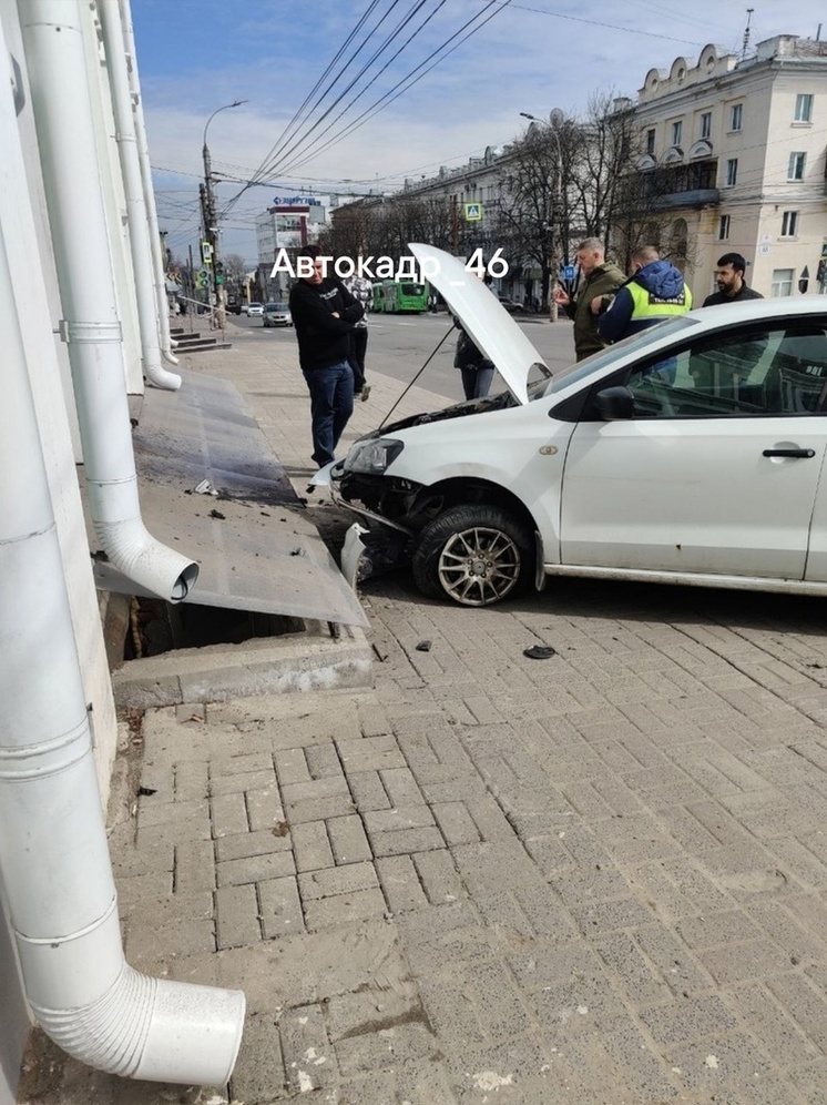 В центре Курска автомобилист пытался протаранить здание обкомовской поликлиники