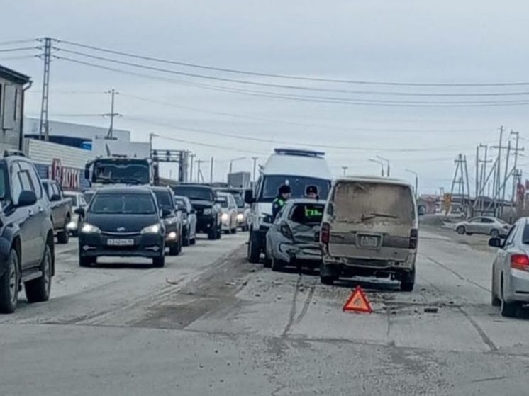 В Якутске столкнулись легковушка и микроавтобус