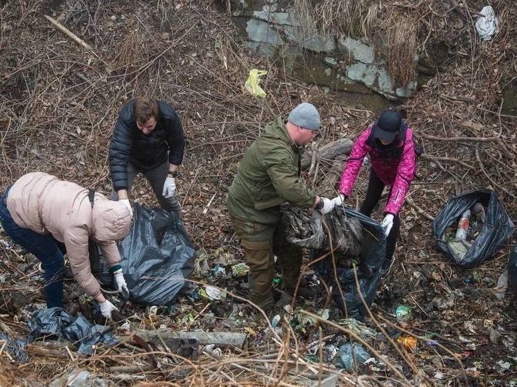 Больше 60 кубометров мусора собрали на субботнике во Владивостоке