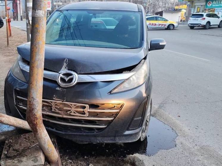 Пьяный водитель протаранил столб в Приморском крае