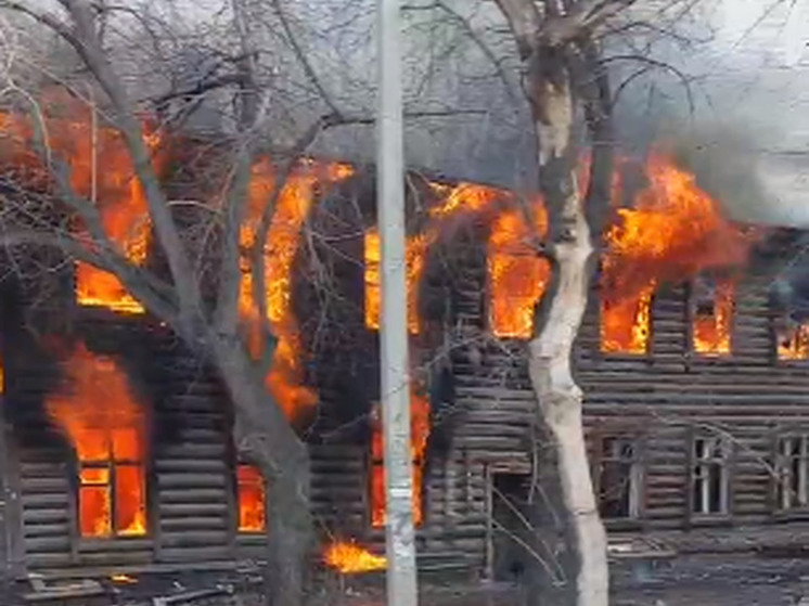 В Омске сгорел двухэтажный заброшенный дом