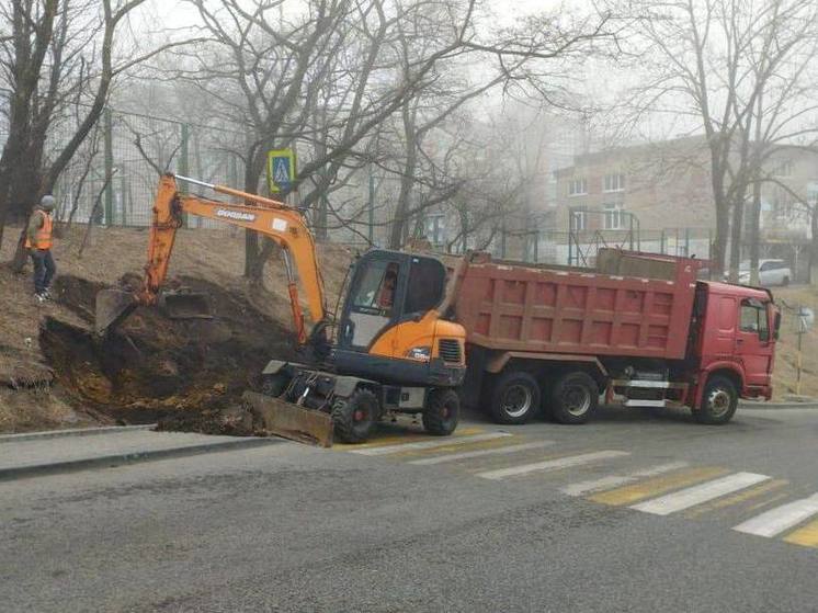 Три участка дорог начали ремонтировать во Владивостоке