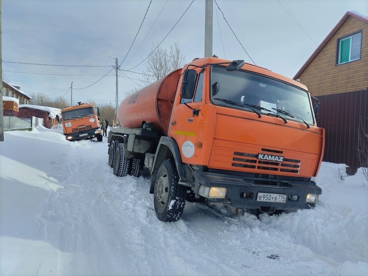 Ассенизаторы застряли на заваленной снегом дороге в Салехарде