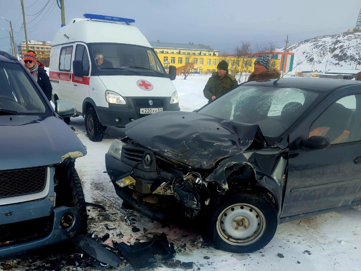Три человека пострадали из-за столкновения Suzuki и Renault Logan в Териберке