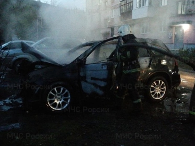 Cadillac сгорел на улице Щербакова в Екатеринбурге