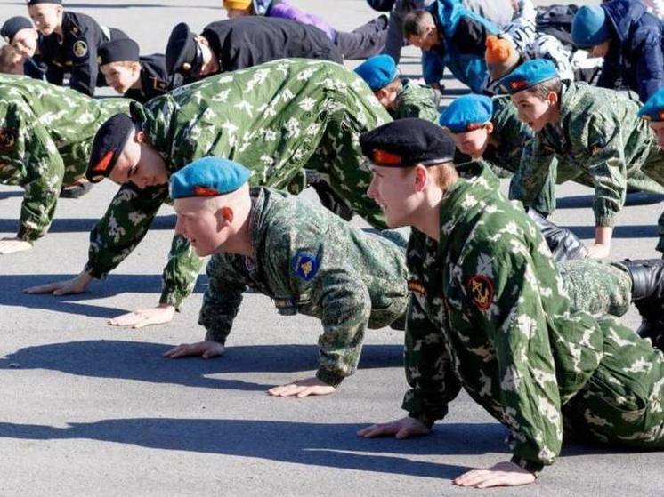 Полицейские провели зарядку с детьми Владивостока
