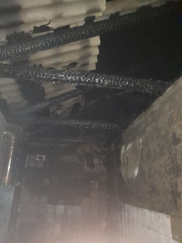 В Курске во время пожара сгорела кровля жилого дома