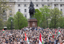 Новый соперник Виктора Орбана возглавляет массовую демонстрацию протеста в Будапеште