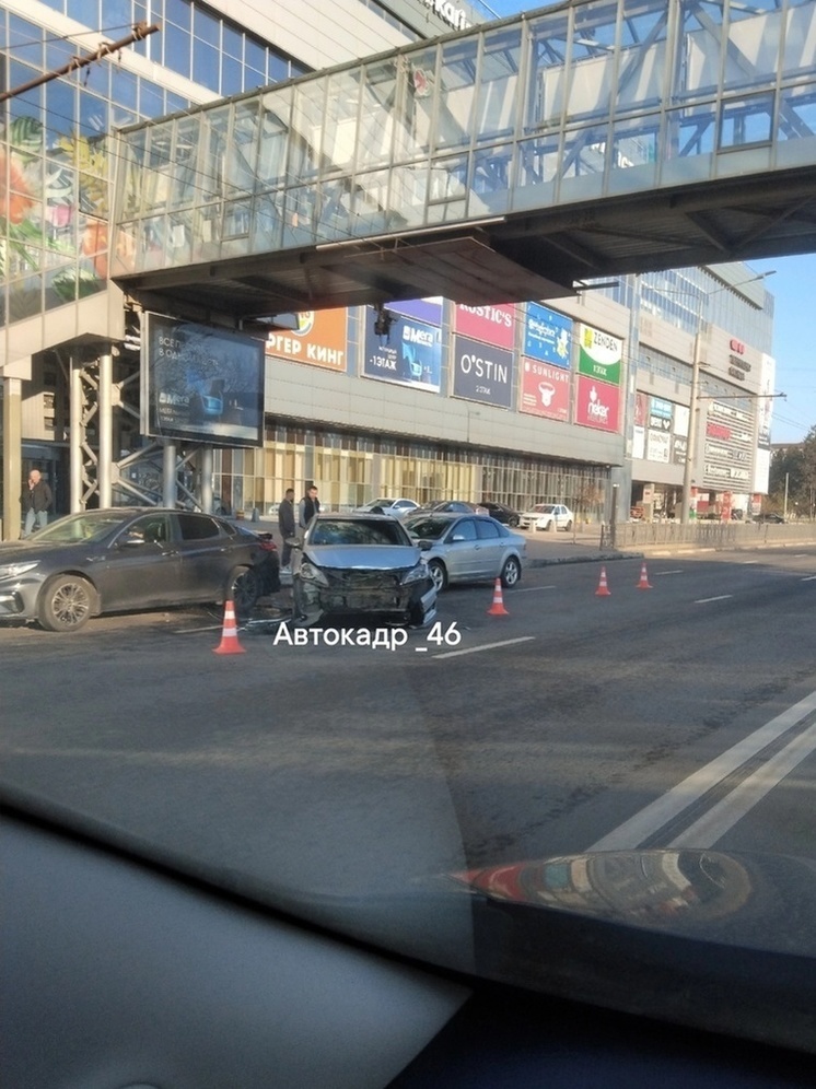 В Курске 39-летний водитель протаранил два автомобиля: трое пострадали