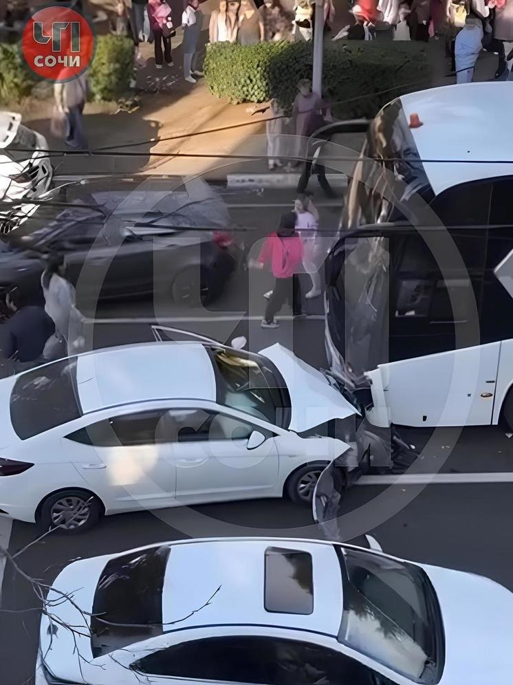В Сочи произошло лобовое столкновение иномарки и автобуса