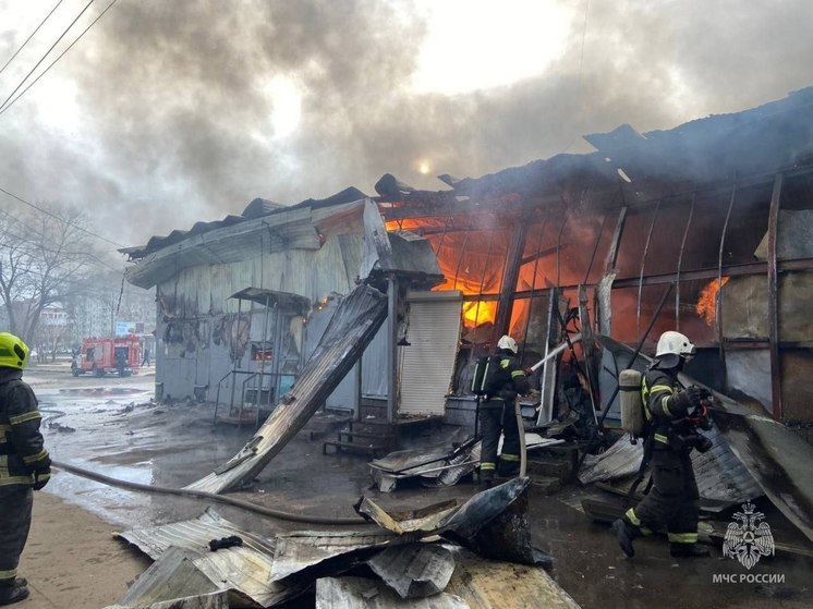 Торговые ряды сгорели в Автозаводском районе Нижнего Новгорода