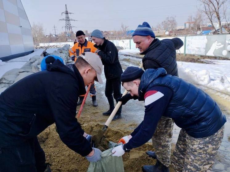 Студенты южноуральского вуза помогают справляться с паводком в Казахстане