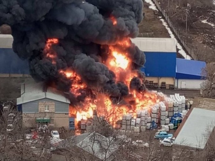 Пожарные в Уфе тушат крупный пожар в микрорайоне Сипайлово