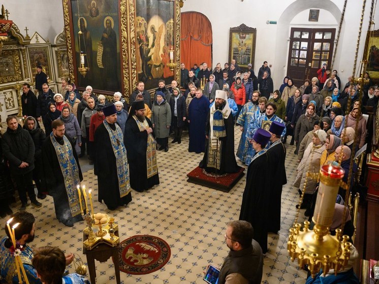 Псковский митрополит Арсений возглавил бдение накануне Благовещения в Свято-Троицком соборе