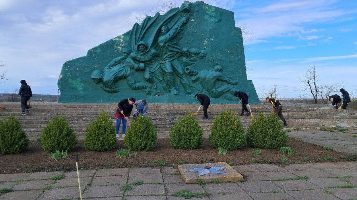 В Запоржской области начали приводить в порядок памятники героям ВОВ