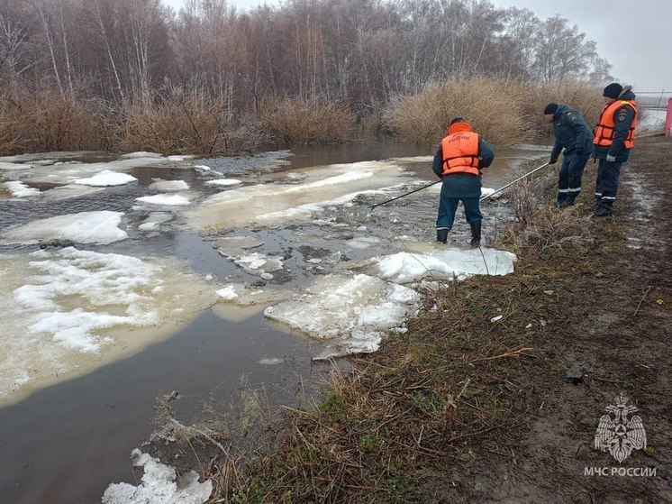 На Южном Урале сотрудники МЧС расчищают русло реки от ледяных заторов