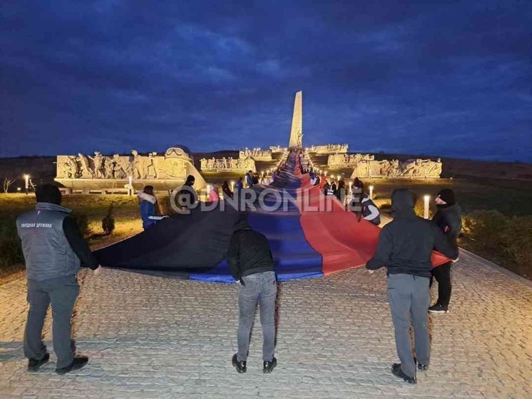 Двухсотметровый флаг развернули активисты на Саур-Могиле