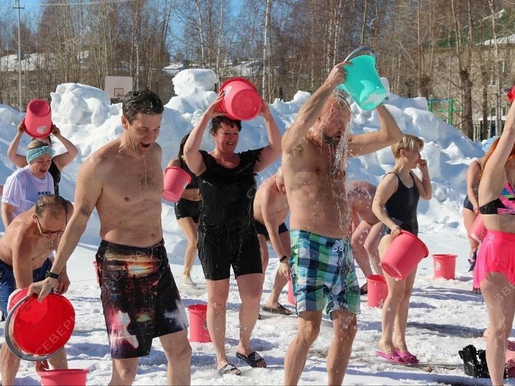 "Надо повторить": в Стрежевом 7 апреля моржи и чиновники облились водой на свежем воздухе